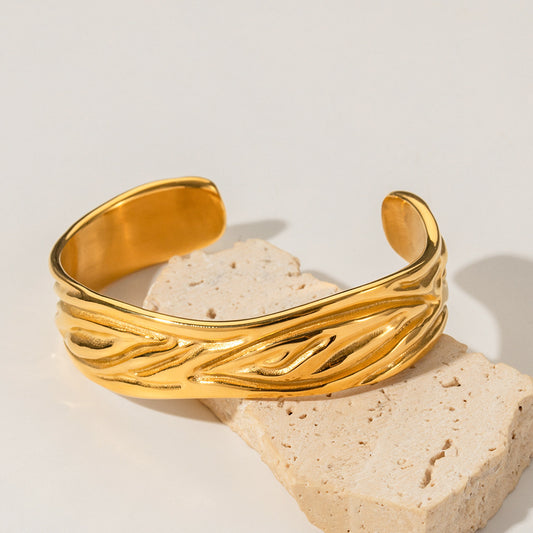 18k Gold Fashion Simple Wrinkle Texture Design Cuff Bracelet